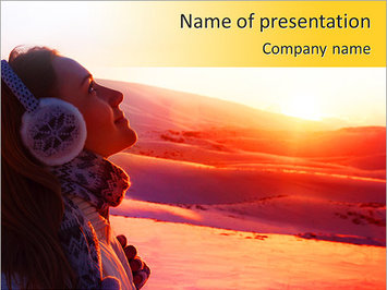 Девушка в теплых наушниках, закат в заснеженных горах - Титульный слайд