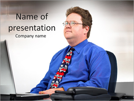 Офисный планктон, работа в офисе, мужчина в галстуке за столом с ноутбуком - Титульный слайд