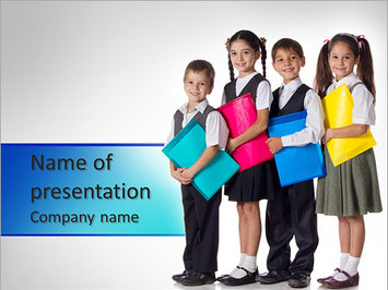 Маленькие школьники держат в руках цветные папки и улыбаются - Титульный слайд