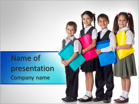 Маленькие школьники держат в руках цветные папки и улыбаются - Титульный слайд